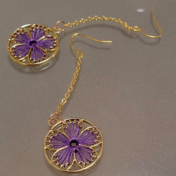 糸でできた　紫花ピアス 4枚目の画像