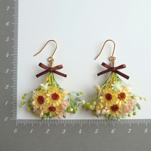 ミニひまわりとかすみ草のブーケピアス／イヤリングNo.23 ピアス