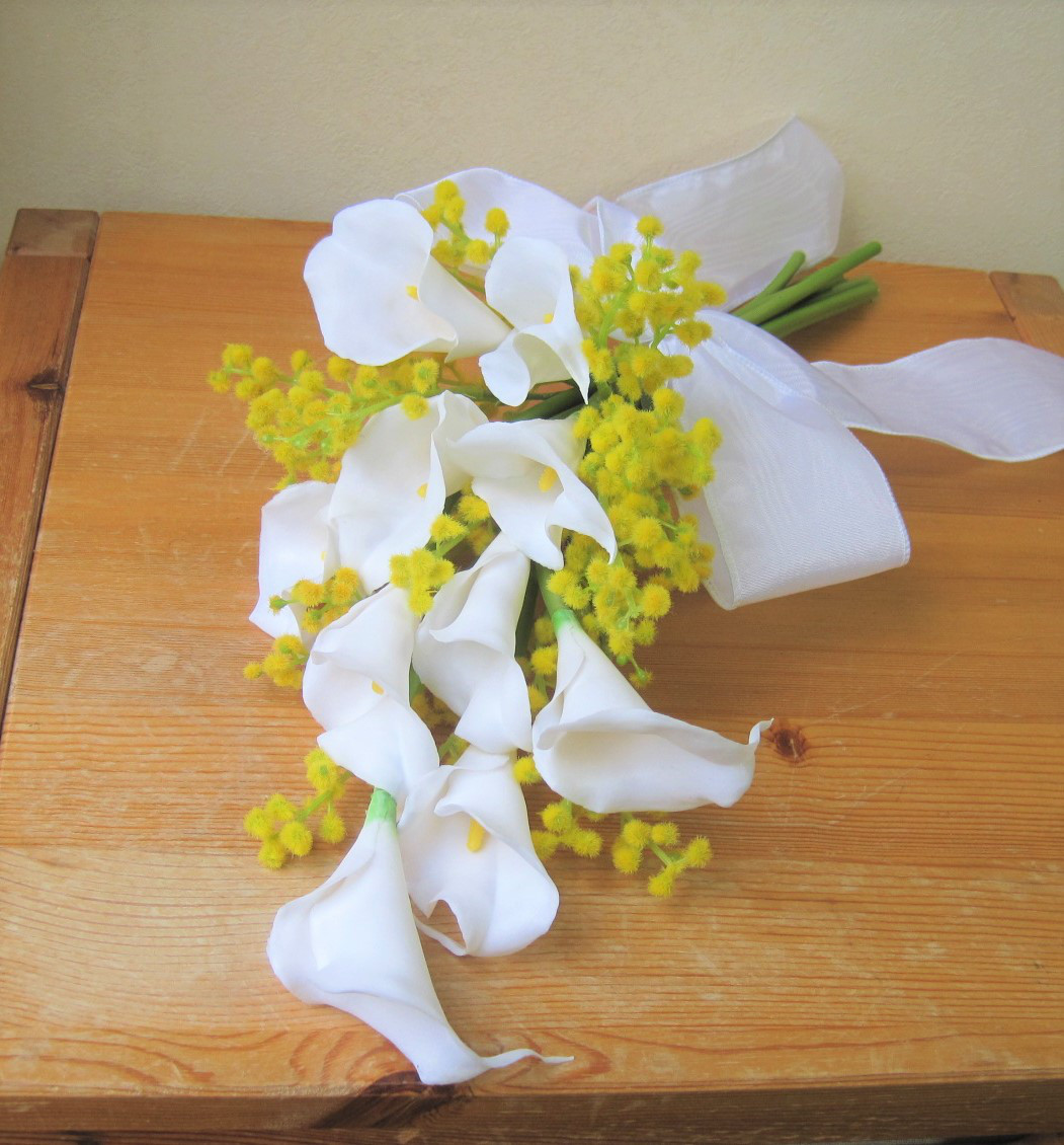 ミモザとカラーのシンプルなブーケ。クラッチブーケ。高品質な造花使用。ウェディングやインテリアに。高品質なのに安い