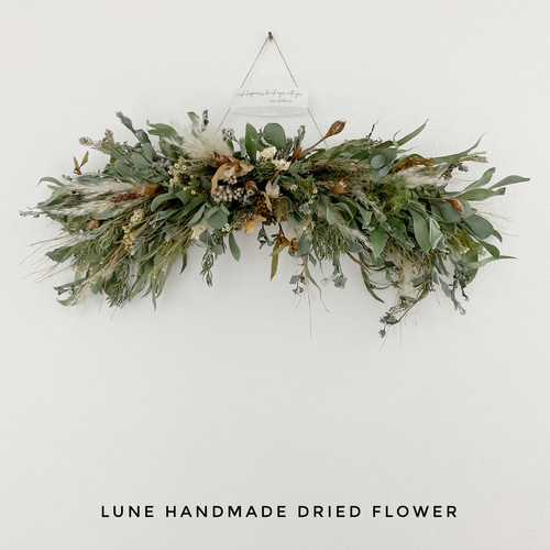 カウベルの優しい音色　コニファーと赤い実のドライフラワー横長スワッグ カウベルの優しい音色コニファーと赤い実のドライフラワー横長
