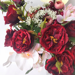 ブートニアサービス  深紅のバラの気品溢れるブーケ      ウェディングブーケ 6枚目の画像