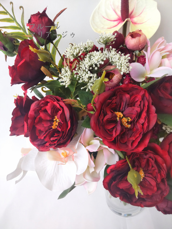 ブートニアサービス  深紅のバラの気品溢れるブーケ      ウェディングブーケ 6枚目の画像