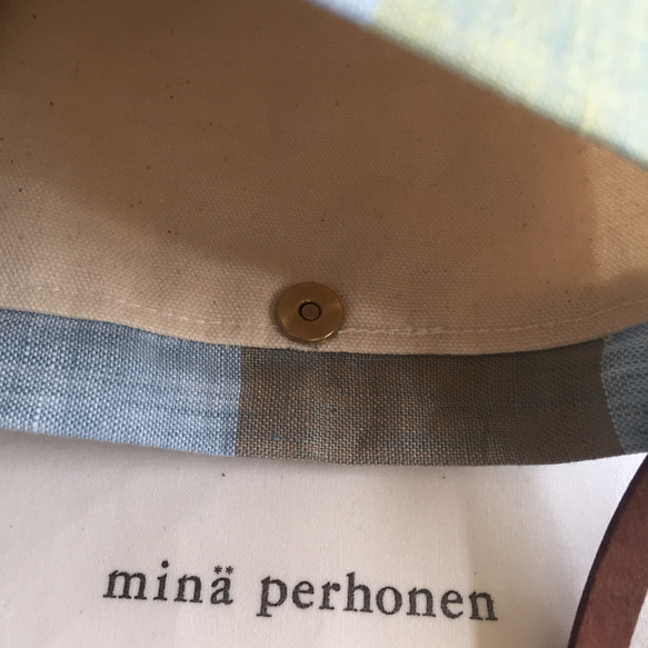 斜め掛けスマホショルダーポシェット ミナペルホネン ⚮̈ minä perhonen ⚮̈  リネン　choucho 5枚目の画像