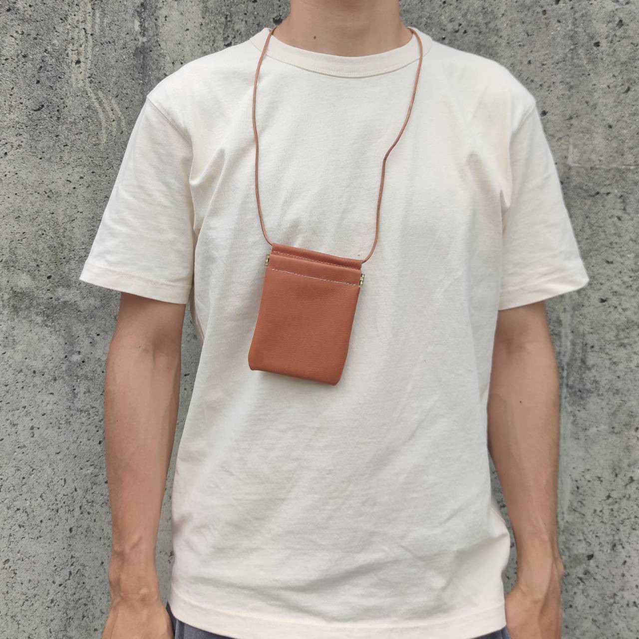 本革ブラウンレザーのクールなネックウォレット　ミニレザー財布　コーデのワンポイントに　イヤホンケース