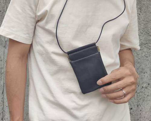 本革ブラックのクールなネックウォレット ミニレザー財布 コーデ