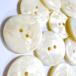 大きい　貝調　クリームカラー　ツヤツヤぼたん　2つ穴　外径30mm 外径35mm 大きいボタン 5枚目の画像