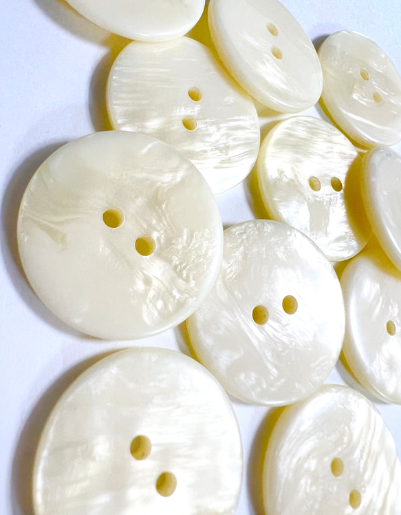 大きい　貝調　クリームカラー　ツヤツヤぼたん　2つ穴　外径30mm 外径35mm 大きいボタン 5枚目の画像