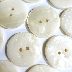 大きい　貝調　クリームカラー　ツヤツヤぼたん　2つ穴　外径30mm 外径35mm 大きいボタン 4枚目の画像