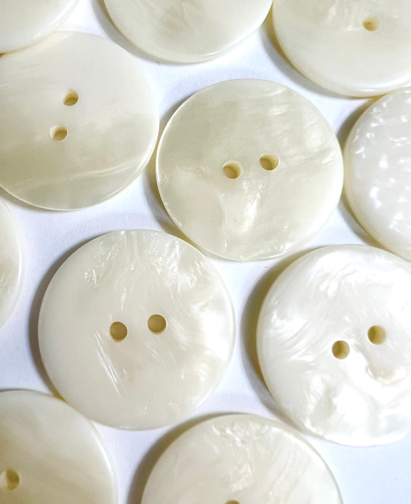 大きい　貝調　クリームカラー　ツヤツヤぼたん　2つ穴　外径30mm 外径35mm 大きいボタン 4枚目の画像