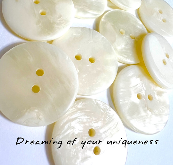 大きい　貝調　クリームカラー　ツヤツヤぼたん　2つ穴　外径30mm 外径35mm 大きいボタン 1枚目の画像