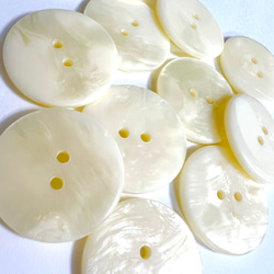 大きい　貝調　クリームカラー　ツヤツヤぼたん　2つ穴　外径30mm 外径35mm 大きいボタン 3枚目の画像