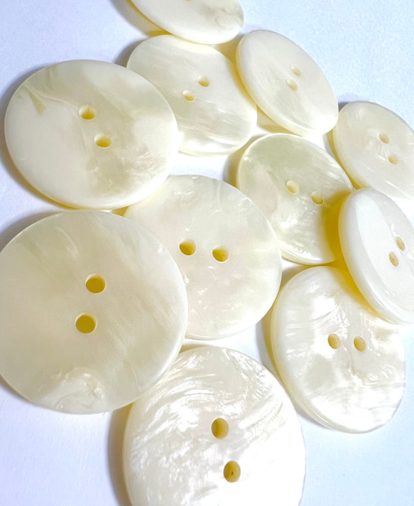 大きい　貝調　クリームカラー　ツヤツヤぼたん　2つ穴　外径30mm 外径35mm 大きいボタン 3枚目の画像