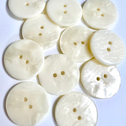 大きい　貝調　クリームカラー　ツヤツヤぼたん　2つ穴　外径30mm 外径35mm 大きいボタン 2枚目の画像