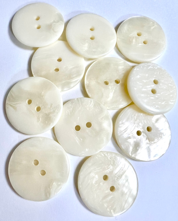 大きい　貝調　クリームカラー　ツヤツヤぼたん　2つ穴　外径30mm 外径35mm 大きいボタン 2枚目の画像