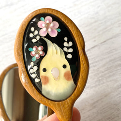 景泰藍飾品「木框小手鏡」玄鳳鸚鵡普通版（灰色） 第1張的照片