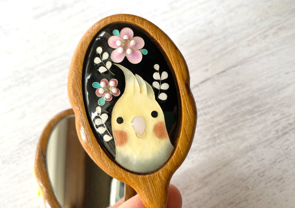 景泰藍飾品「木框小手鏡」玄鳳鸚鵡普通版（灰色） 第1張的照片