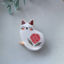 陶器で作った 花ネコのブローチ　( ピンクの紫陽花) 3枚目の画像