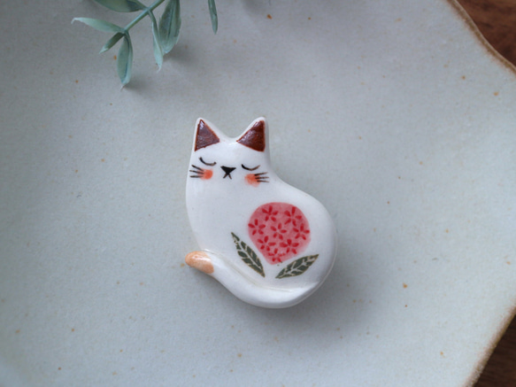 陶器で作った 花ネコのブローチ　( ピンクの紫陽花) 3枚目の画像