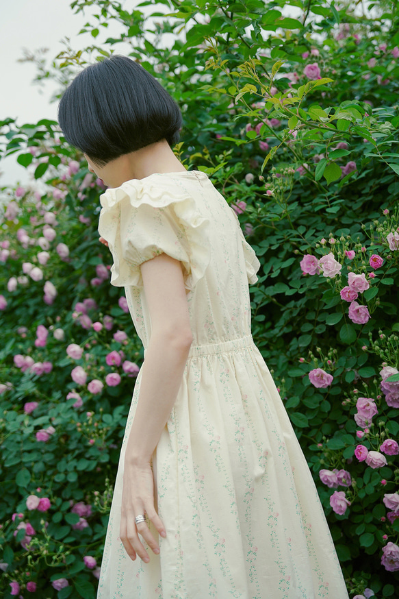奶油碎花 法式復古少女飛飛袖荷葉邊洋裝 收腰碎花連身裙短袖長裙 第12張的照片