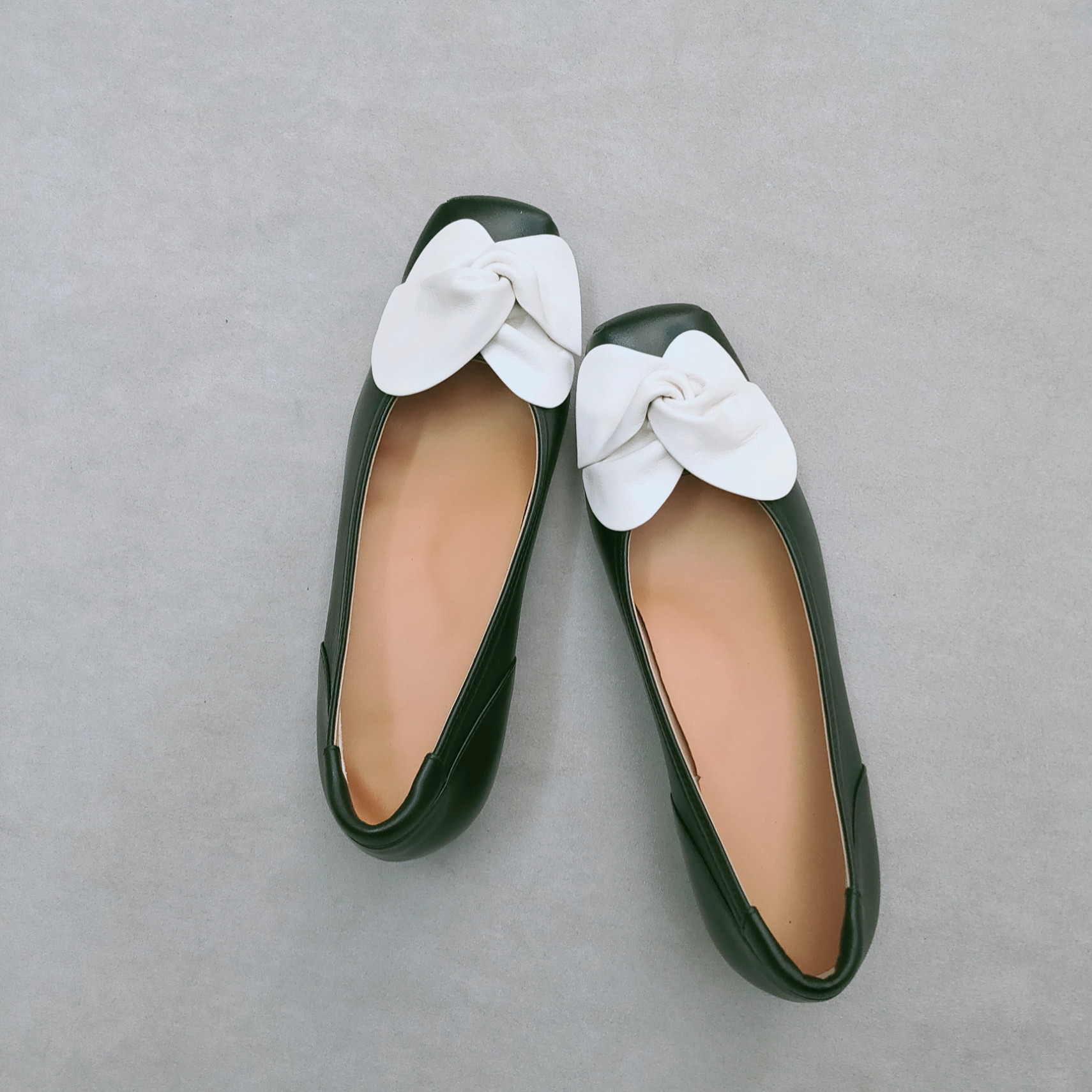 白リボンで大人コーデ☆【返品・交換可】大丈夫、これなら履ける♪フカフカクッションで安心♪21.5～25cm日本製♪W/B