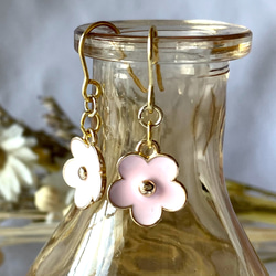 ピンクの小花のイヤリング／ピアス　金具変更可　揺れる　　小ぶり　アレルギー対応　ゴールド　エナメル　パステル　かわいい 4枚目の画像