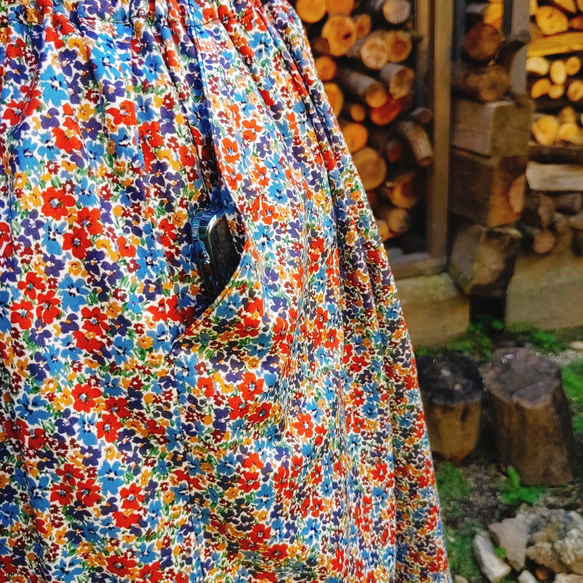 【春夏　新作　赤青　小花柄】ウエストゴムのコットンギャザースカート　ポケットつき【裾上げ無料】 7枚目の画像