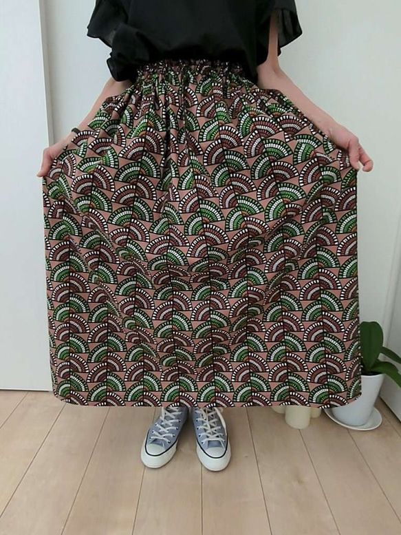 【裾上げ無料】ポケットつき【春夏　アフリカ　幾何学柄】ウエストゴムのコットンギャザースカート　 2枚目の画像
