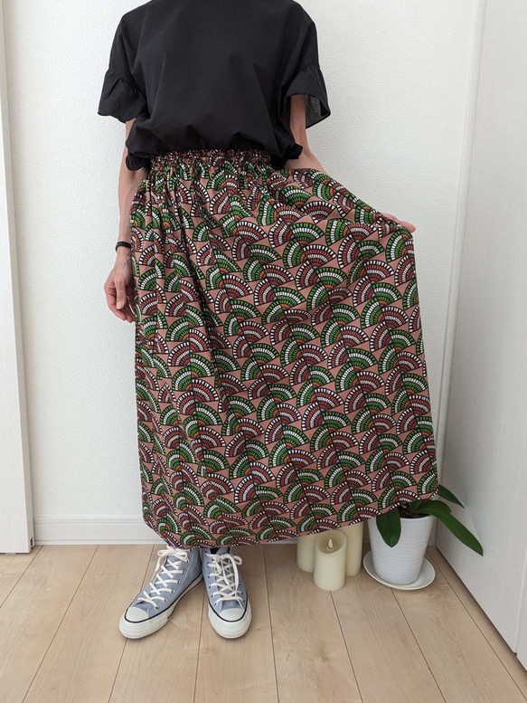 【裾上げ無料】ポケットつき【春夏　アフリカ　幾何学柄】ウエストゴムのコットンギャザースカート　 1枚目の画像