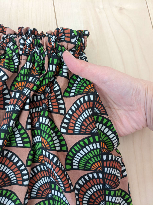 【裾上げ無料】ポケットつき【春夏　アフリカ　幾何学柄】ウエストゴムのコットンギャザースカート　 5枚目の画像
