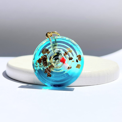 金箔と金魚の水面キーホルダー(コバルトブルー) / レジン / 和風
