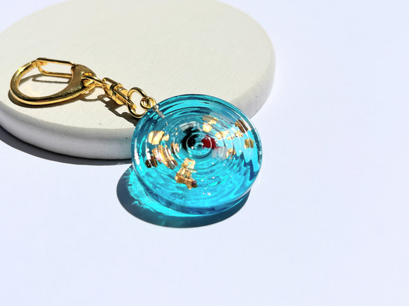 金箔と金魚の水面キーホルダー(コバルトブルー) / レジン / 和風