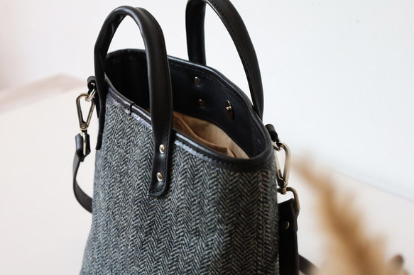 「ウール×革の組み合わせ」シンプル実用的なトートバッグ 中　手持ち 肩掛け 2WAY 鞄 4枚目の画像