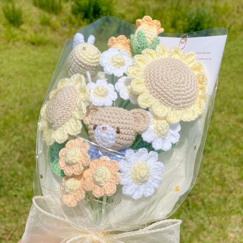 夏の花畑の編み物ブーケ｜ひまわり・カンパニュラ・ミツバチ