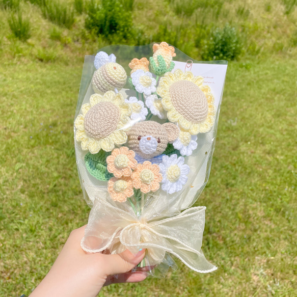 夏の花畑の編み物ブーケ｜ひまわり・カンパニュラ・ミツバチ