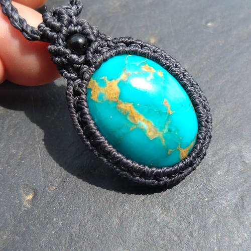 キングマン産ターコイズの天然石マクラメペンダント[PEN-28  