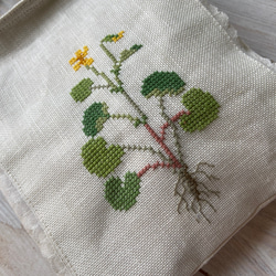 北欧刺繍*植物標本*大きなスマホショルダー*手刺繍*ポシェット*サコッシュ* 天然石 2枚目の画像