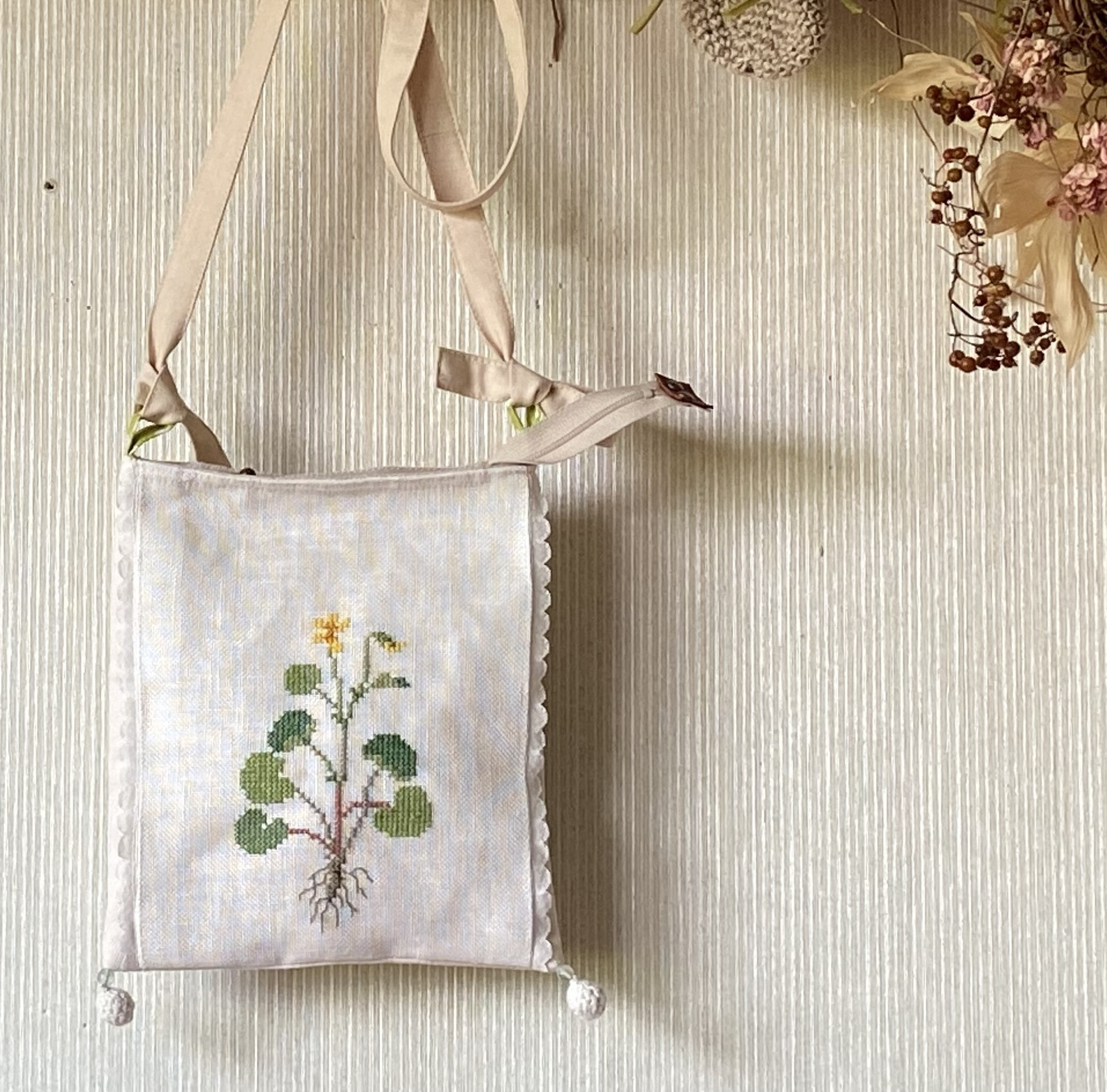 北欧刺繍*植物標本*大きなスマホショルダー*手刺繍*ポシェット 