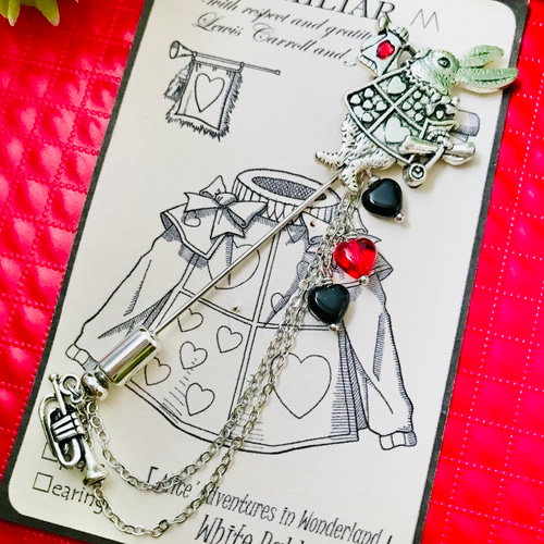 不思議の国のアリス」【白ウサギ(裁判)】ハットピン(ラペルピン