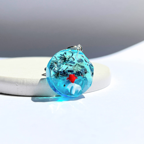金魚の水面キーホルダー(コバルトブルー) / レジン その他