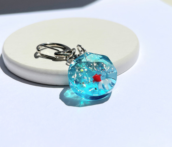 金魚の水面キーホルダー(コバルトブルー) / レジン その他