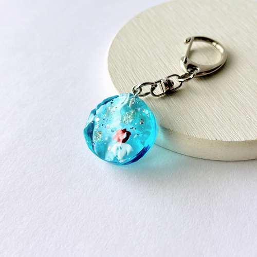 金魚の水面キーホルダー(コバルトブルー) / レジン その他アクセサリー