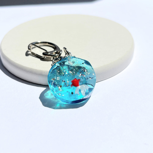金魚の水面キーホルダー(コバルトブルー) / レジン その他