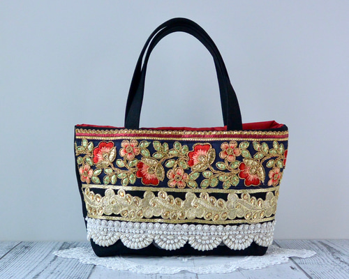 真っ赤な花刺繍とゴールドのインド刺繍リボン フォーマルな