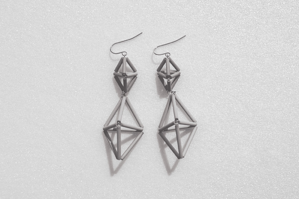 もっちゃん様orderはページ‼︎ハンドメイドピアス すずめちゃんとお月様のアシンメトリーピアス/イヤリング ピアス