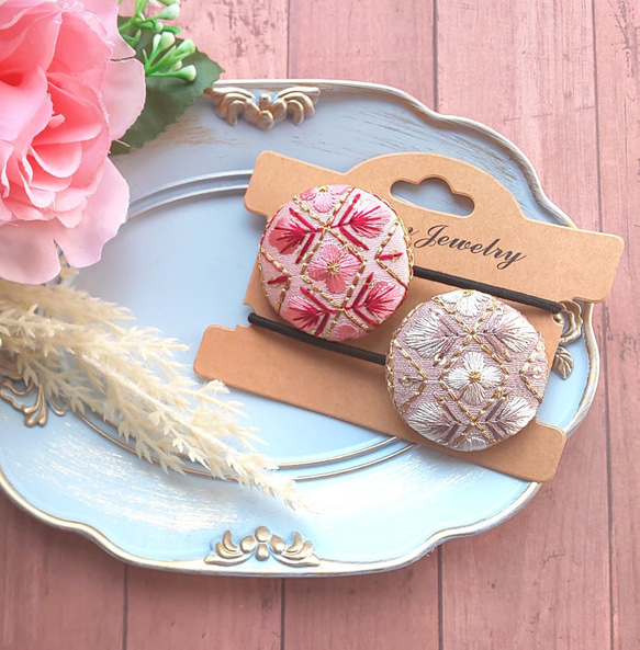 ピンクとベージュのインド刺繍 の くるみボタン ヘアゴム の セット 