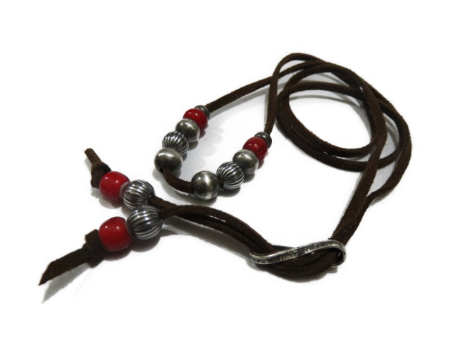 インディアンジュエリー ネックレス 革ひも スエード（合成） ナバホ ホワイトハーツ ビーズ 銀貨 コイン INCA