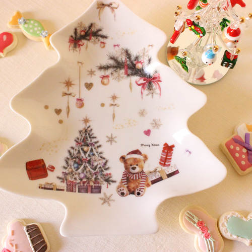 くまさんのクリスマス☆ツリーとテディベアのツリー型プレート・インテリアプレート「ポーセラーツ」 中皿 アンビジュM 通販|Creema(クリーマ) 16102161 くまさんのクリスマス☆ツリーとテディベアのツリー型プレート・インテリアプレート「ポーセラーツ」 中皿 アンビジュM 通販|Creema(クリーマ) 16102161