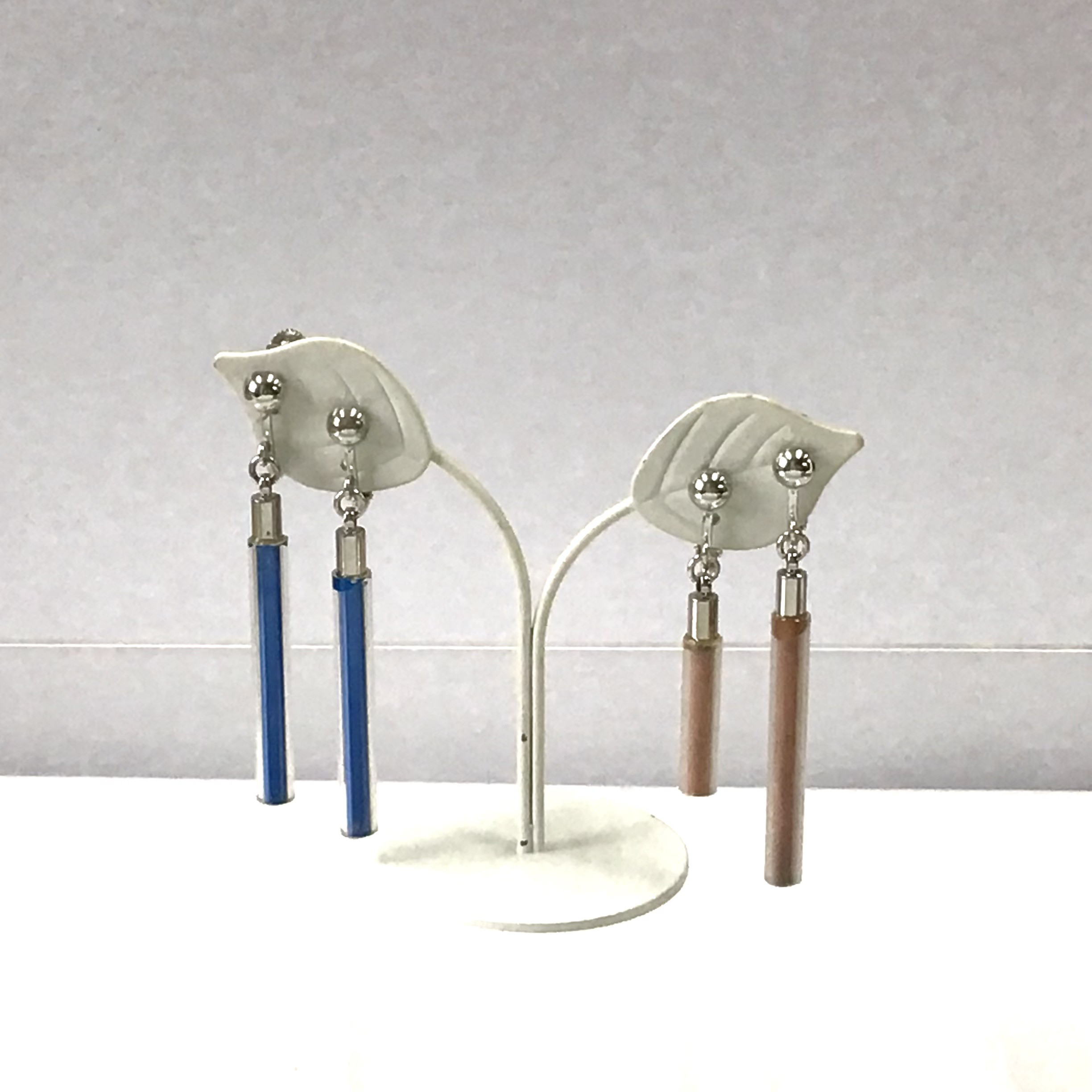 アートシリーズ「Stick」イヤリング No.4088 A-ブルー/B-カッパー