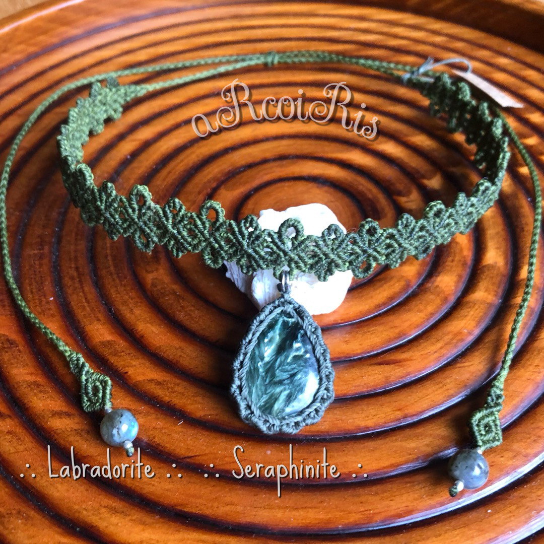 天然石マクラメトライバルレースチョーカー【セラフィナイト&ラブラドライト】オリーブグリーン