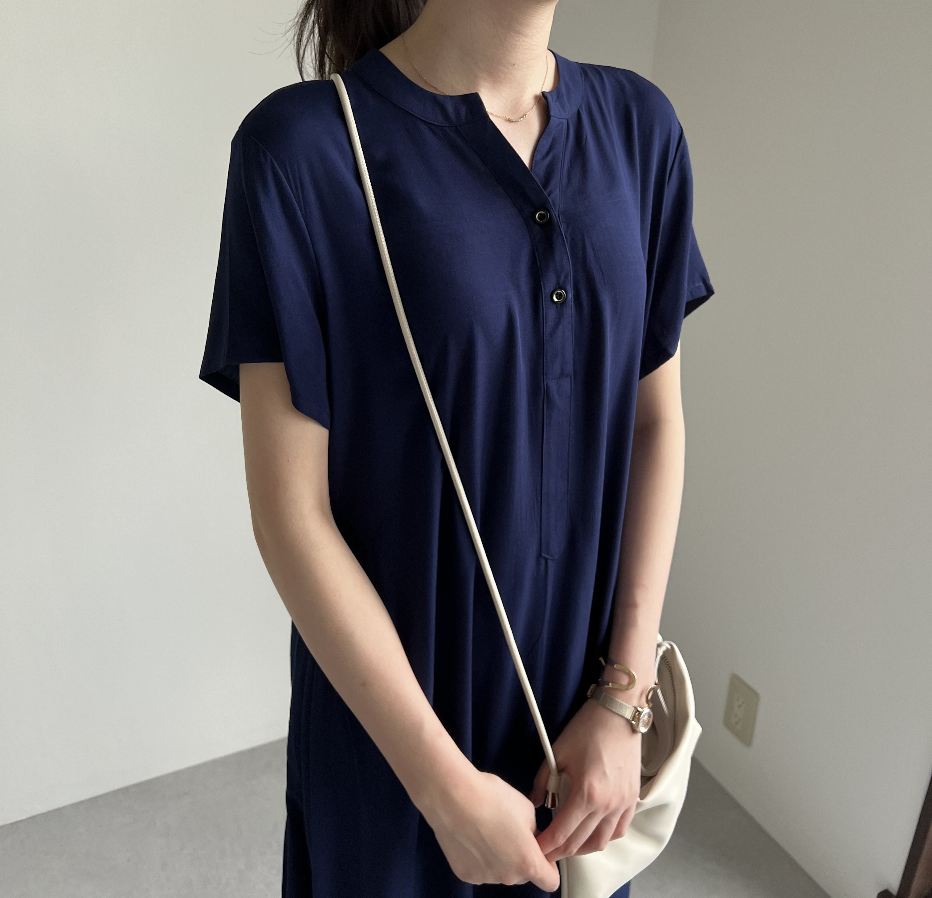 人気 送０テロンと１枚で着れる 冷感夏生地の半袖ワンピース 細見えワンピース トールサイズも【半袖ネイビーワンピ−ス】